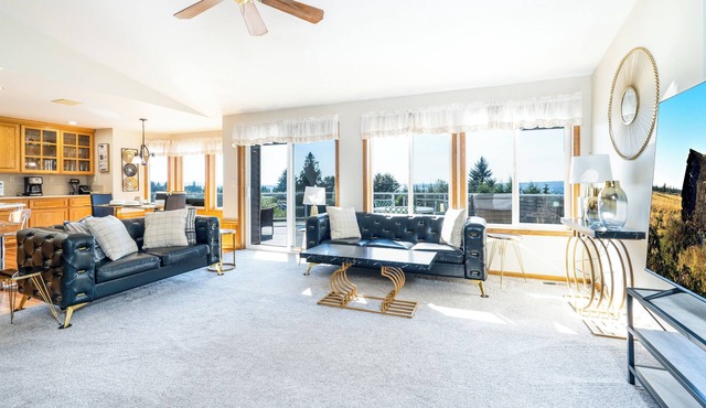 EXECUTIVE VILLA: SCENIC VIEWS FROM DECK!