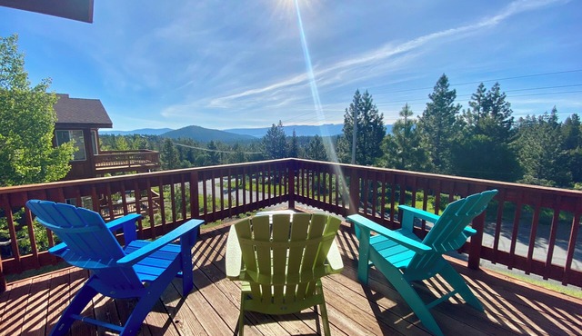 Family Friendly, Gorgeous Views and steps to Tahoe Donner Ski Hill