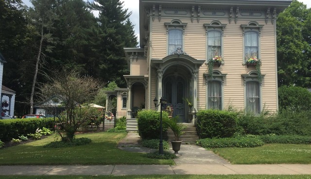 Family-friendly, historic Victorian within an hour's drive to many attractions