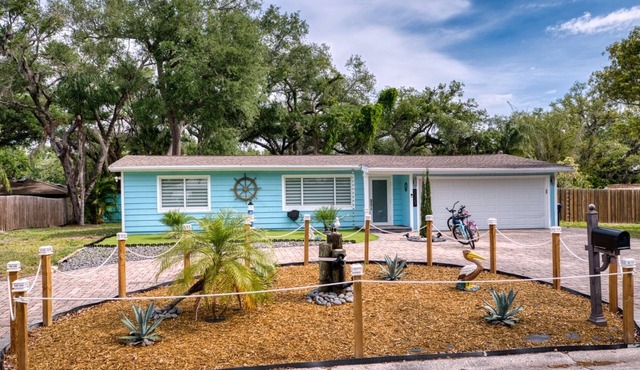 Family getaway 5 miles to Siesta Beach. Heated private Pool, bicycles.Sleep 10.