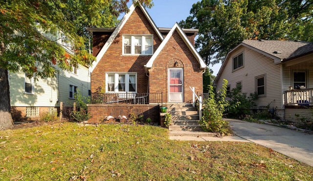 Ferndale Apartment w/Yard - Near the Detroit Zoo!