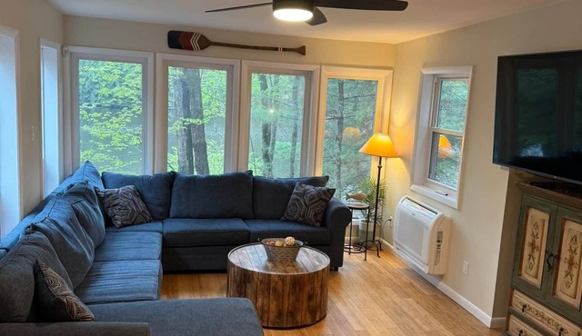 Fun 5 Bedroom Lakefront Cottage