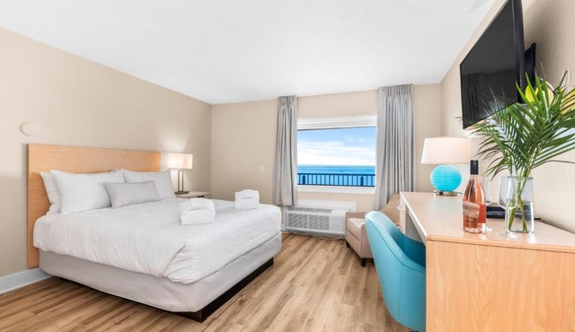 Gold Coast Inn Breathtaking Sunsets Standard Lake View Room 304