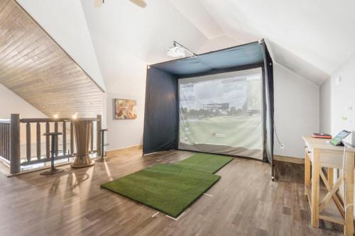 Golf Simulator- Private Hot Tub- Lake Views- Free Daily Tickets- Close to Attractions