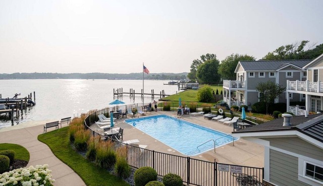 Gorgeous townhome w/water views and pool! Walk to Downtown!