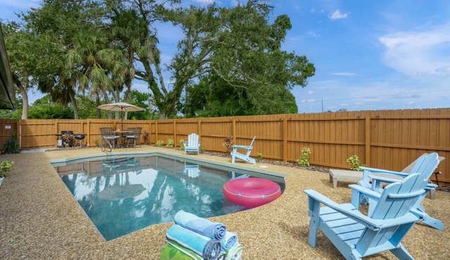 Gulf Gate Poolside Retreat | Heated Pool | Space for the entire Family + Dog | Short drive to Siesta