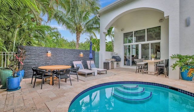 Heated Pool ~ King Beds ~ Putting Green ~ Grill