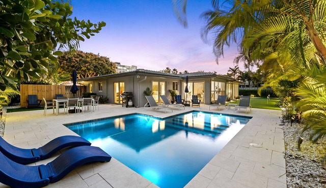 Heated Pool, Stylish Home Walkable to Beach, Galleria & Dining!
