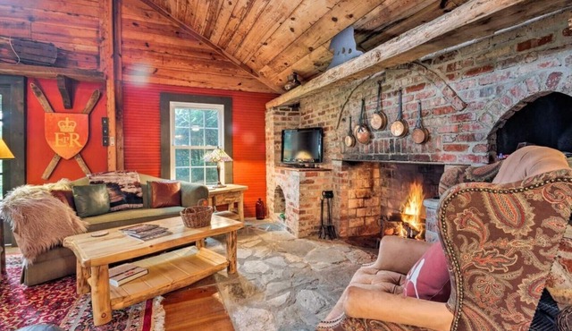 Historic Cabin in Little Switzerland w/Fire Pit-Walk to village and shops!