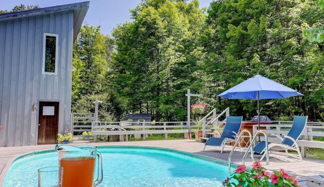 HOT TUB w/POOL, STREAM on 7 Acres, JUST 2 MINUTES FROM TOWN
