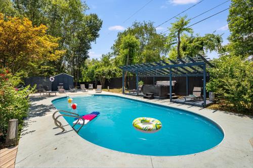 HotTub, FirePit, Pets, Pool Table, Outdoor Dining