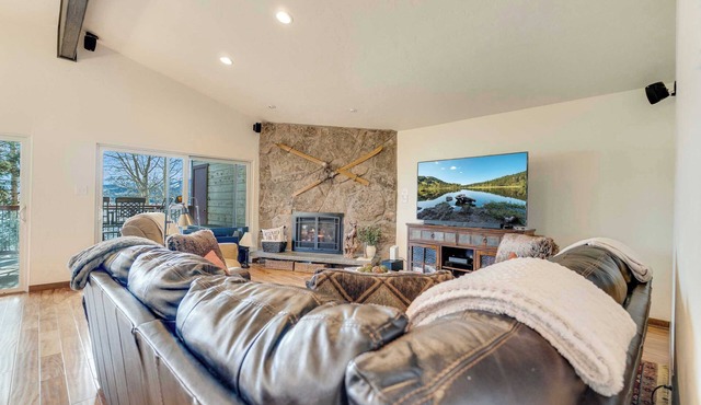 Hygge Haus - 2BD Lake View & Pet Friendly Retreat