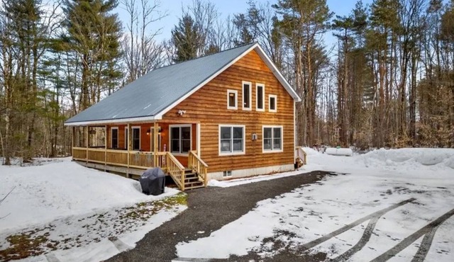 Kasoag Lake lodge-ATV + snowmobile right from your door.Great fishing close by!
