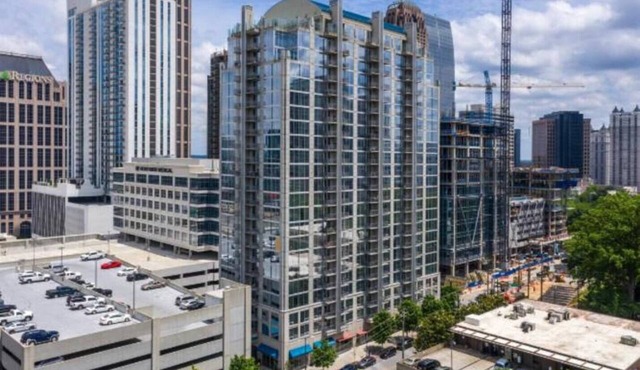 King Suite | City View | Free Parking | State Farm
