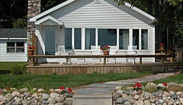 Lake Front Cottage on Douglas Lake Near Petoskey, Pellston, Levering & Mackinaw