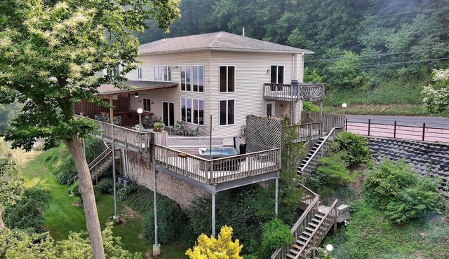 LAKE HOUSE SOUTH Waterfront Retreat with DOCKAGE on Susquehanna River & HOT TUB