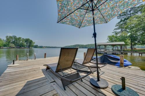 Lake Sinclair 'Crooked Creek Cottage' w/Fire Pit!