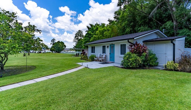 Lake Vibes Only ~ Intimate Lake Cottage in Mount Dora