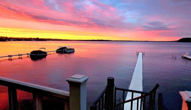 LAKEFRONT, Dock, Near Restaurants, Track & Downtown Saratoga Springs!
