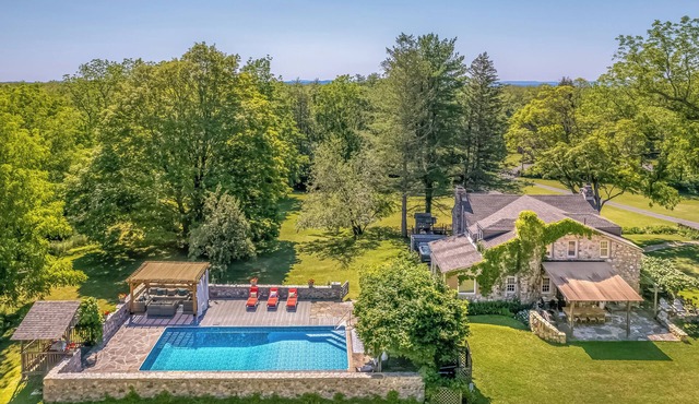 Lavender Hill Estate, Private 37 acres,1.5 hour from NYC, Heated Pool, Jacuzzi,