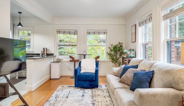 Let's Get Cozy In Seattle! Just Steps From Iconic Sites
