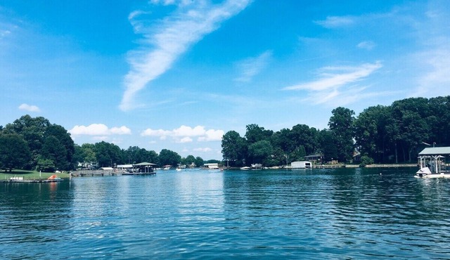LKN Lakefront Escape - 5BR, Hot Tub, Fire Pit, Kayaks, Boat Rental Options