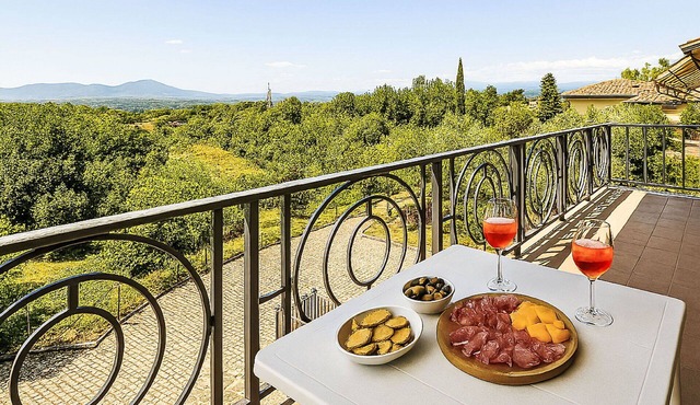 Lovely apartment for 4 people with WIFI, TV, patio, pets allowed and panoramic view