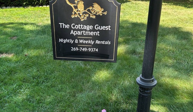 Lovely Restored Vintage Retreat! Cozy & Quiet - Near Marshall & I-69 5 min