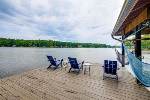 Luxe Lake Sinclair Living: Private Dock & Beach!