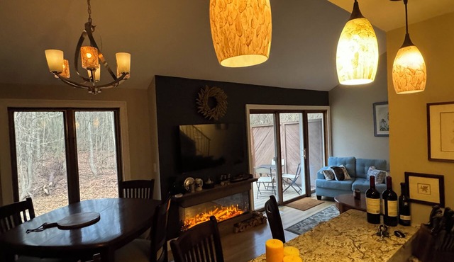 Luxurious 2-BR, 2-full bath townhome in lovely Colonie. Garage, deck, 1-TB WiFi