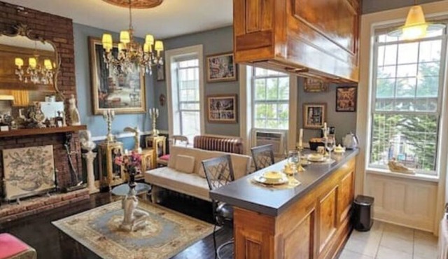 Luxurious Apartment at Colonial Townhouse