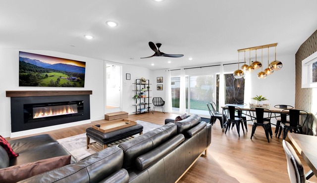 ★LUXURY★ 75' TV Game Room w Pergola, BBQ in Quiet Royal Oak Suburbs