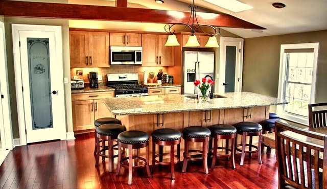 Luxury Downtown Penthouse - walk to track, restaurants, spas and so much more!
