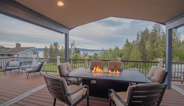 Luxury Home Retreat-Sweeping Views + Large Hot Tub