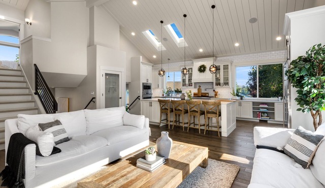 Luxury Martha Lake View Home w/Hot Tub