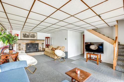 Manistee Forest Retreat: Group-Friendly Lake House