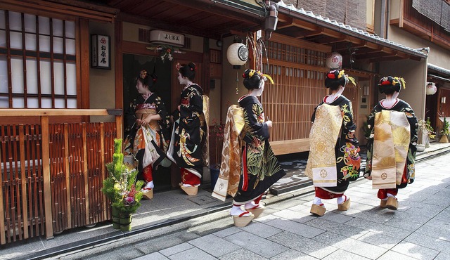 MINUTES FROM GION, BEAUTIFULLY RENOVATED JAPANESE TOWNHOUSE