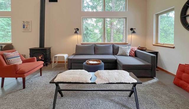 Modern Beaver Valley Cabin w/Hot Tub & Games!