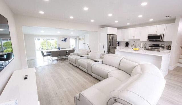Modern Luxury Home with Heated Pool+Hot Tub+ Theater Room