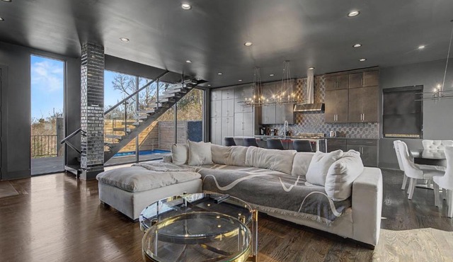 Modern Oasis Downtown Skyline View Prime Nashville