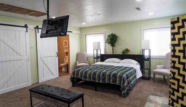 Nature retreat - Dual suite layout each with Cal King. Pet friendly
