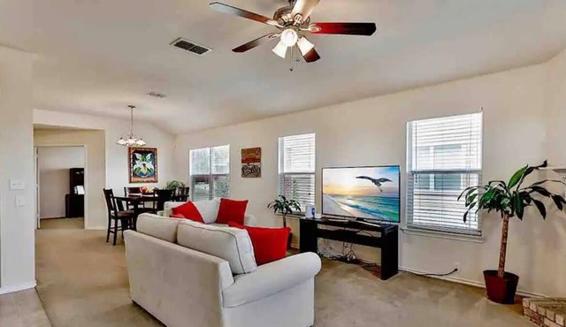 Near San Antonio and San Marcos. Pool Access