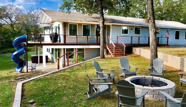 New! 3 Acre, 5bd/5bth Lakehouse w/Hot tub & Cinema