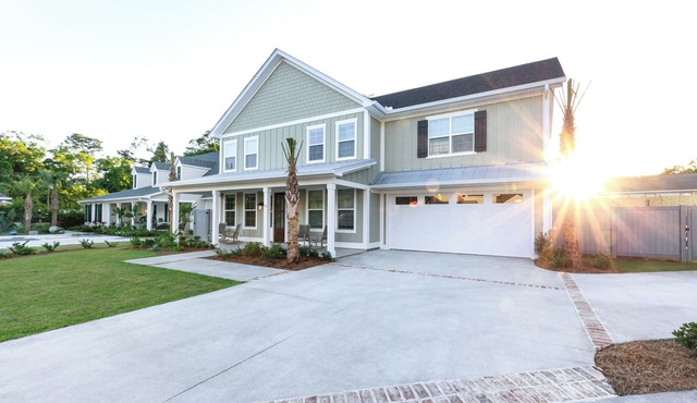 NEW, Private Pool, FREE Golf Carts, Blocks from Beach, 5-bedrooms, FREE Bikes