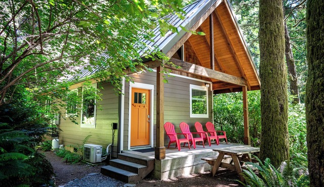 Newly built deluxe cabins, in a private redwood setting near the Smith River