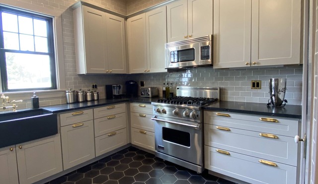 Newly Renovated Designer 3-BR/2-BTH Carriage House in Athens!