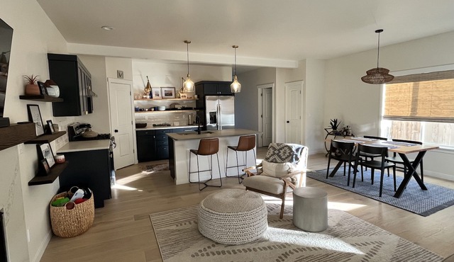 Newly Renovated: Experience Redmond Charm near Deschutes + Sunsets