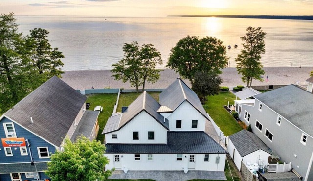 Parks Slice Heaven | 2BR Waterfront| with Hot tub