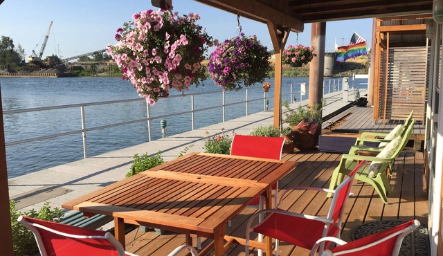 Peaceful Retreat on the Columbia in the Heart of the Portland Vancouver Area