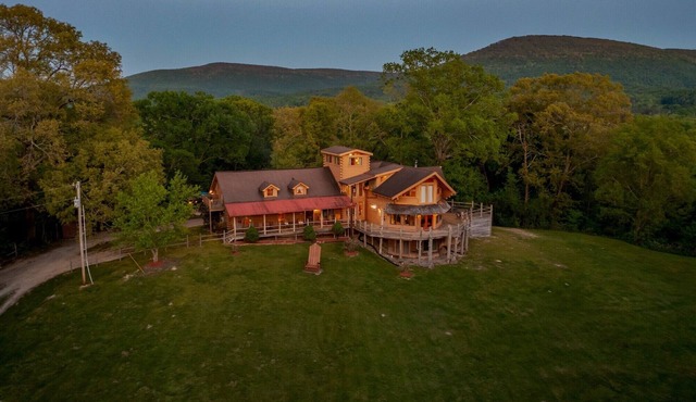 PERFECT FOR FAMILY REUNIONS/RETREATS PEACEFUL & QUIET WITH GORGEOUS MTN. VIEWS!